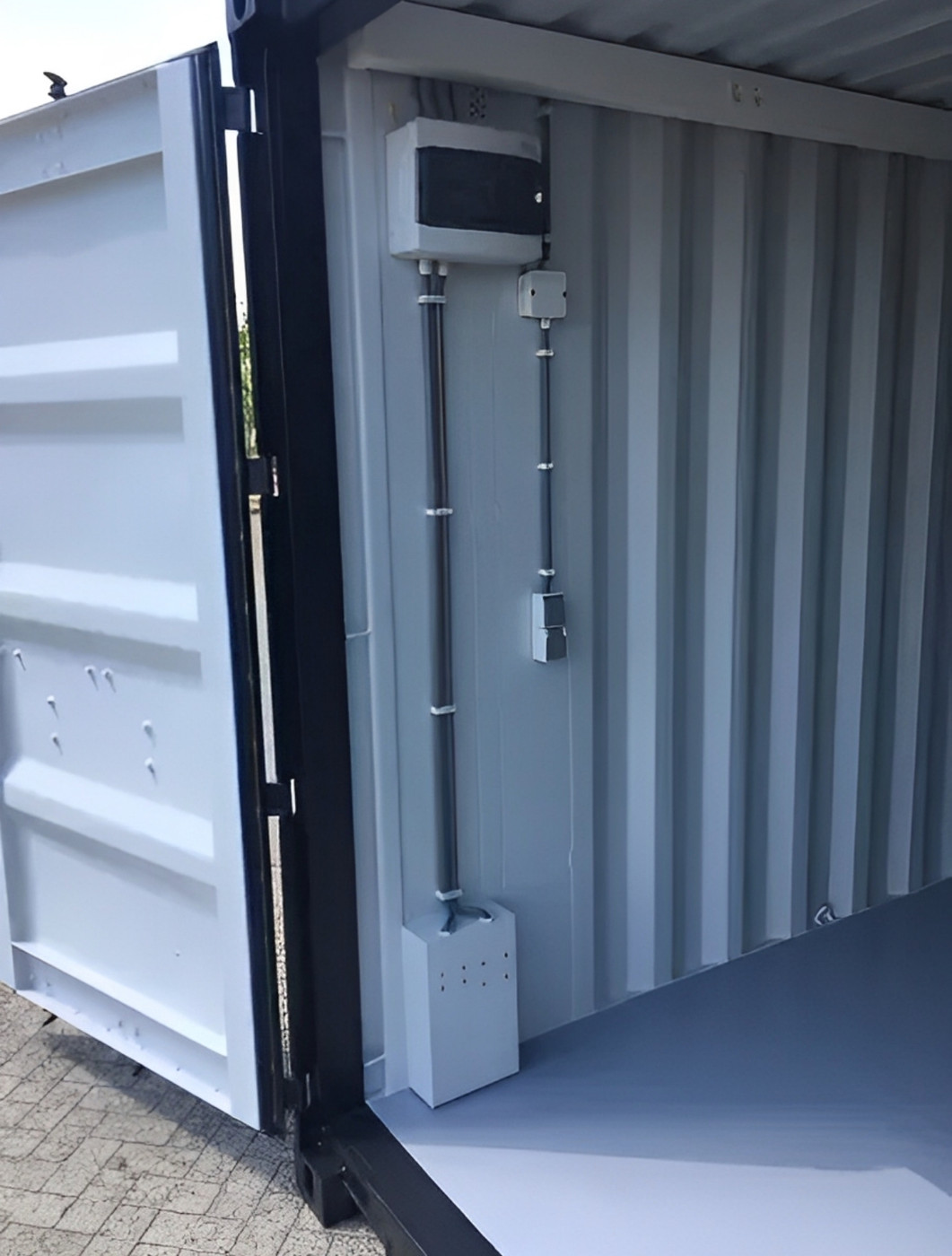 20ft Mobile Tuck Shop Container — Corner casting and frame condition