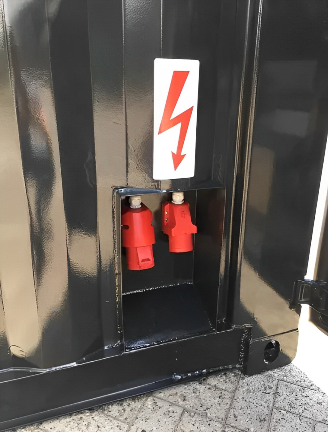 20ft Mobile Tuck Shop Container — Door-end elevation and locking gear